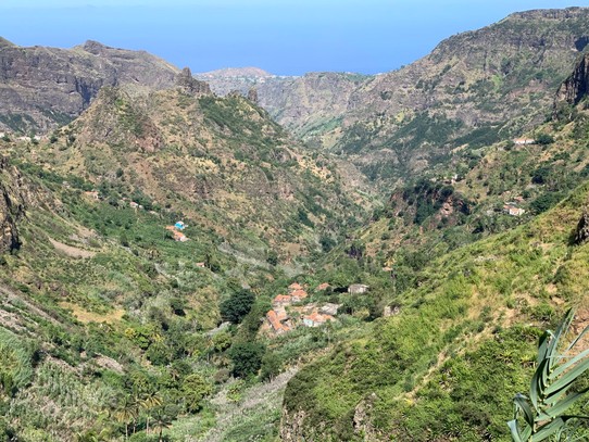 Cap-Vert -  - Vallée Gon Gon; à gauche, derrière les falaises... le village de Hortelão