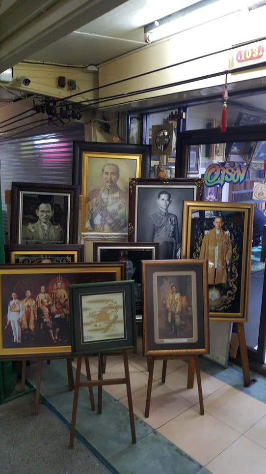 Thailand - Bangkok - Der verstorbene König ist allgegenwärtig. Jeder Thai trägt am Hemd Trauerflor 