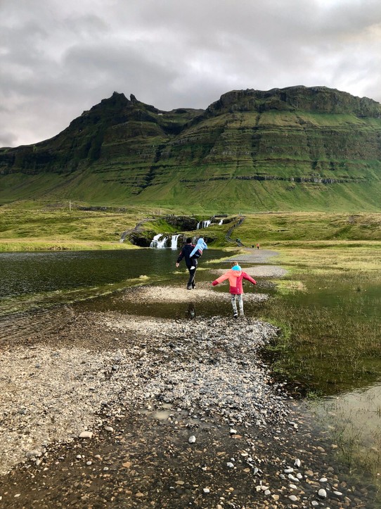 Island - Grundarfjarðarbær - Mein Kalenderbild zeigt DAS klassische Kirkjufellbild: Vordergrund Wasserfall, Hintergrund Berg. So ein Foto will ich auch machen. Also pilgern wir los zum Wasserfall und gehen dabei oben über die erwähnte „alte Brücke“. Tatsächlich bekommen wir bei unserer kleinen Wanderung hier echt nasse Füsse🤪