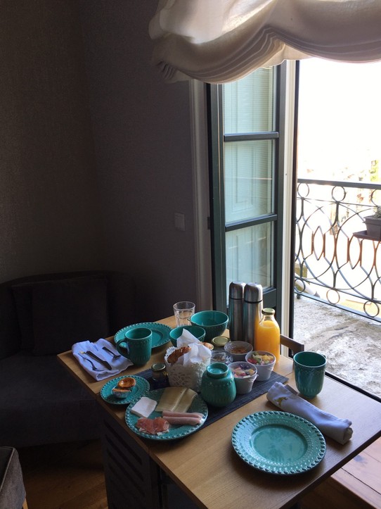Portugal - Porto - Unser Frühstück. Auf dem Zimmer serviert und wunderschön am offenen Fenster platziert.