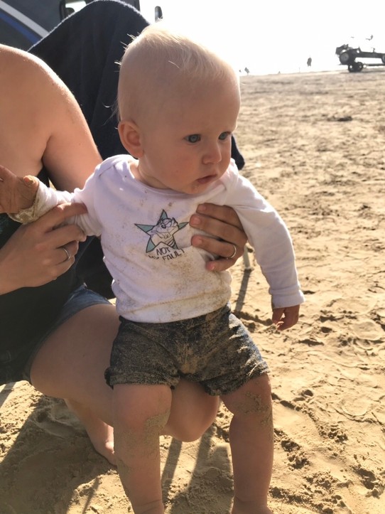 Vereinigte Staaten - Pismo Beach - Keine Minute da wollte Tom in den Sand paniertes Schnitzel spielen.