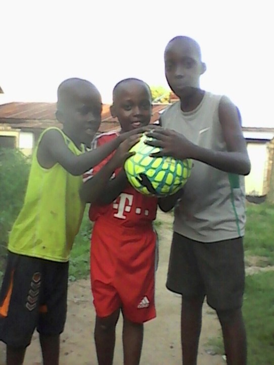 Kenia - Kwale - Obama sein neues Trikot und sein neuer Ball
Er ist jetzt der coolste im Dorf und darf sich seine Freunde aussuchen😂😂😂