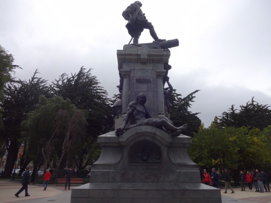 Chile - Puerto Edén - Das Denkmal des Großen Magalan Entecker der legendären Magalanstrasse