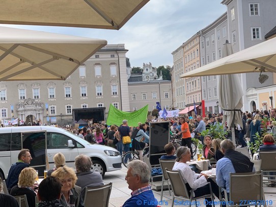 Österreich - Bad Gastein - Demo vor dem Residenzschloss mit cooler Bandbegleitung