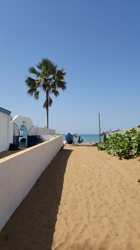 Gambia - Tanji - Den Tag verbringe ich neben Erkundungstouren in dem Ort auch gerne am Strand, da hier immer ein angenehmer Wind von Meer hereinweht. 