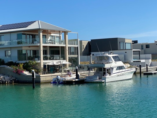 Australien - Coogee - in Coogee Harbour ist alles super modern und jedes Haus hat seinen Bootsplatz vor dem Haus
