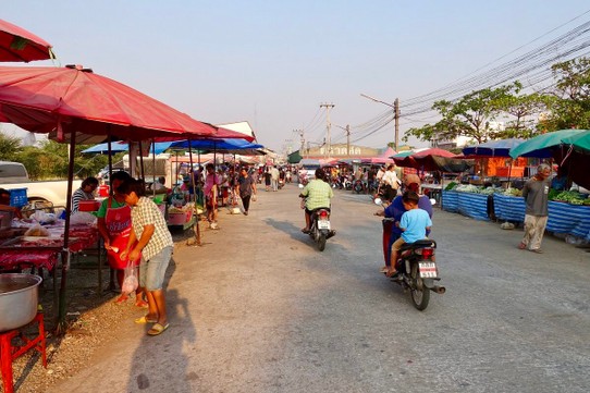 Thailand - Bueng Sam Phan - Lokale markedet i "sentrum" her kjører alle scooter mellom bodene. 