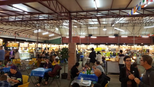 Thailand - Chiang Mai - ...mit food court - der zwar moderner daherkommt, jedoch bisher das Streetfood nicht ausstechen konnte
