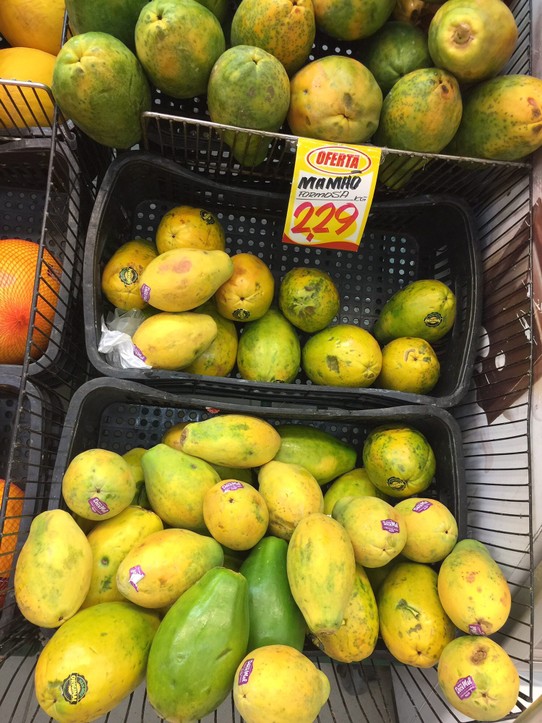 Brasilien - Salvador - Supermarkt Abteilung Früchte etc