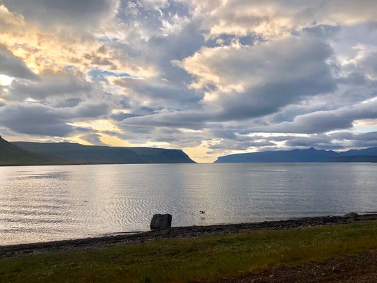 Island - Vesturbyggð - Und von hier können wir nun hervorragend aus dem Arnarfjörður herausgucken... da ganz hinten ist das offene Meer... Wir sind zwar immer noch nur am südlichen Ast des Arnarfjörður, aber immerhin 😀 Und das Licht und die Wolken sehen unglaublich aus...