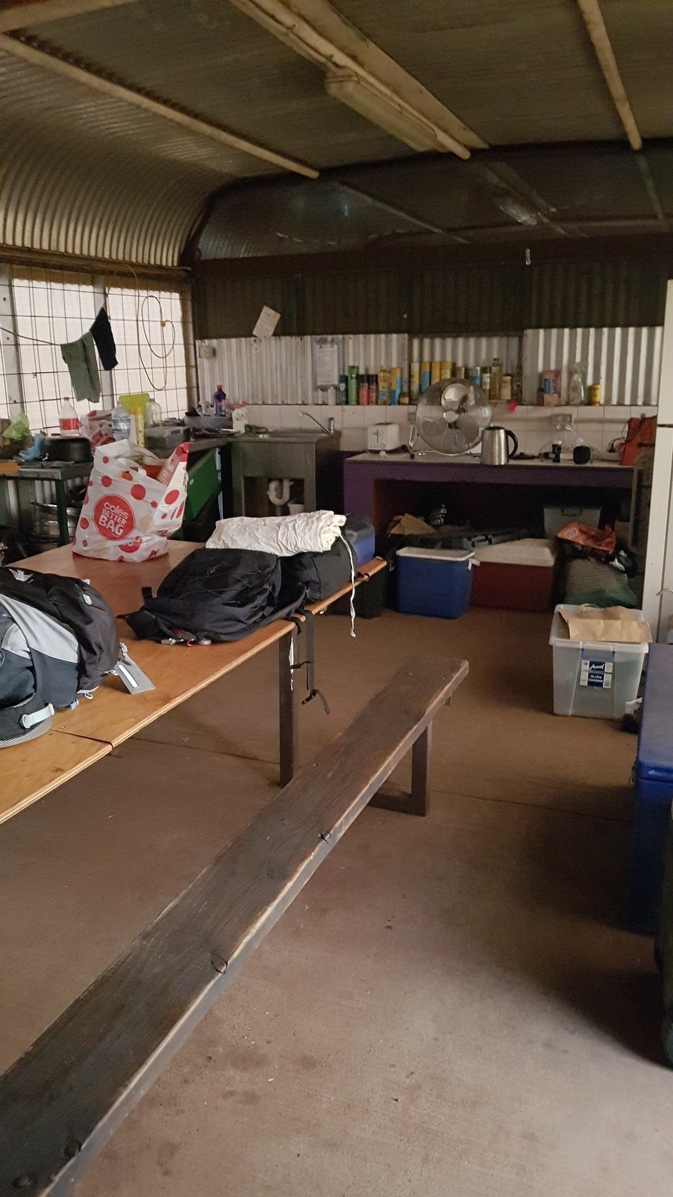Australien - Petermann - Unsere Küche. Der Kühlschrank war Luxus bei den Temperaturen.