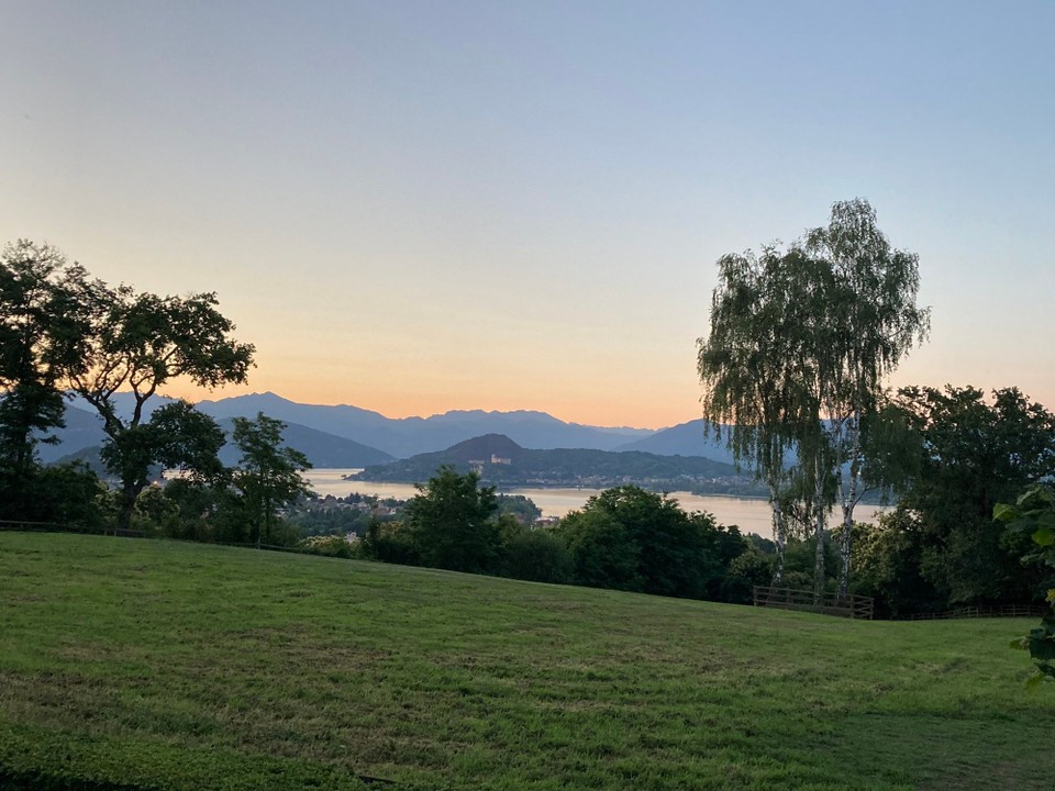 Italien - Dormelletto - Abendlicher Ausblick auf den Lago