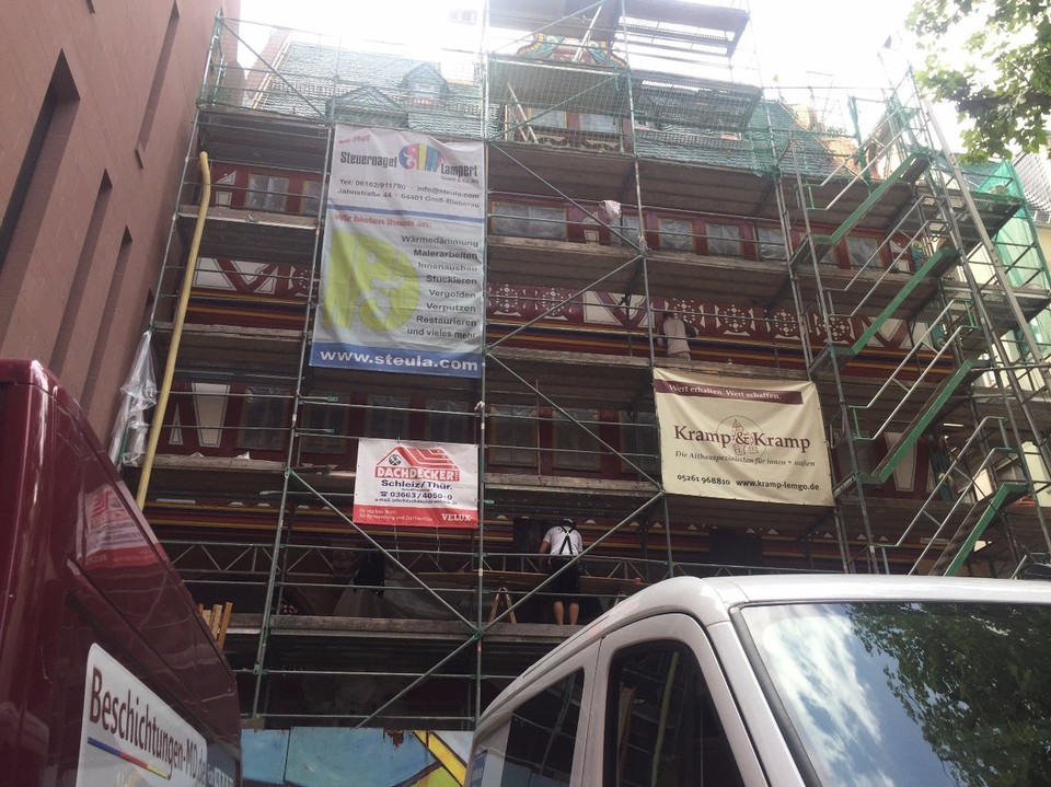 Deutschland - Frankfurt am Main - Künstler verfeinern die Fassade der künftigen Altstadt