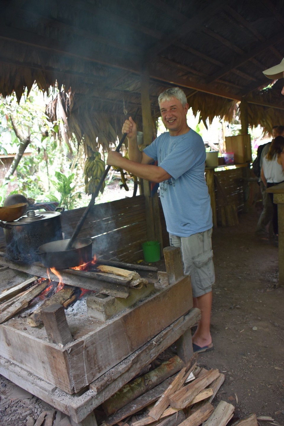 Costa Rica - Talamanca - Hab erst mal mit Hand angelegt und uns etwas Kakao hergestellt. Hab natürlich auch was eingepackt zum kosten.