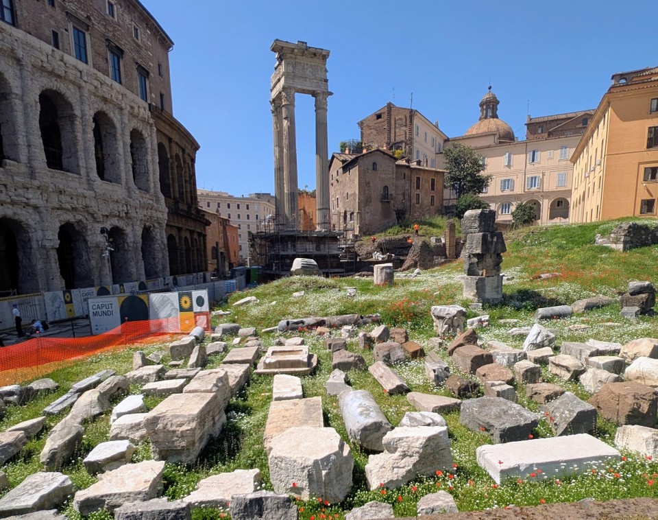 Italien - Rom - Hier finden Ausgrabungen bei den Ruinen einer antiken Säulenhalle statt.