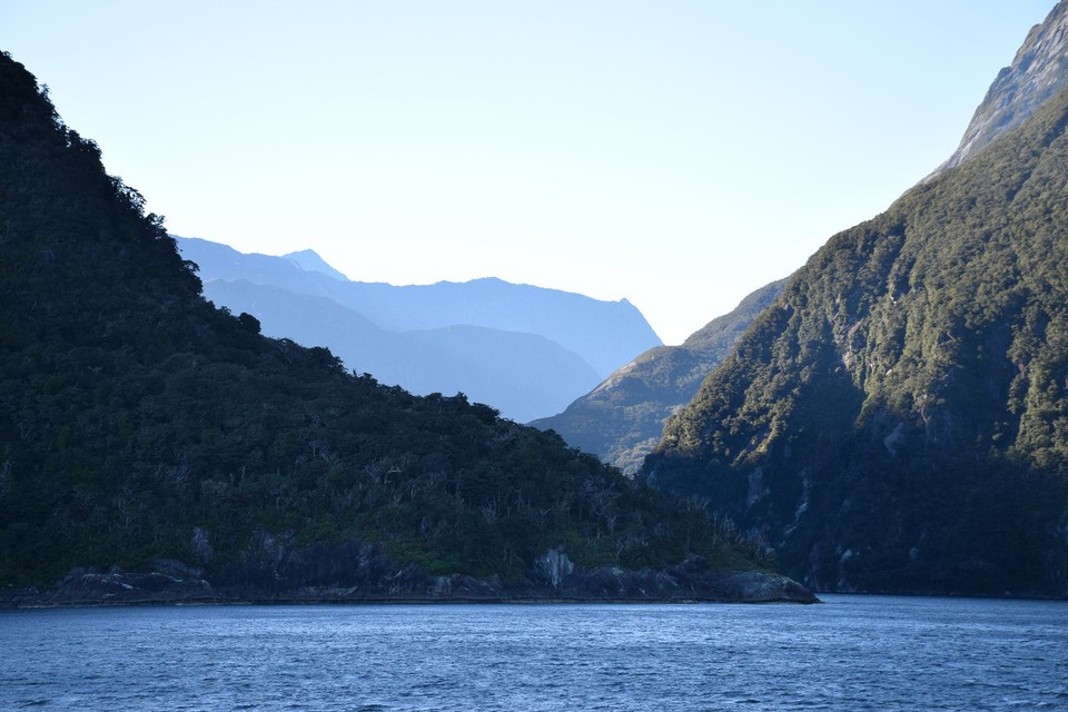 Neuseeland - Milford Sound - Von der Tasmansee ist der Eingang in den Milford Sound schwer zu erkennen und wurde daher erst spät "entdeckt"