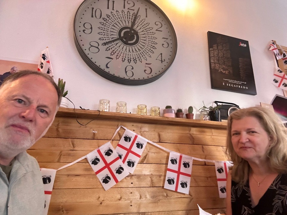 Italien - Cagliari - Gut geschlafen Frühstück in einer Bar inklusive 