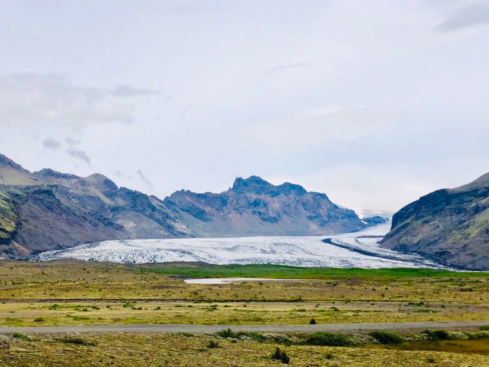 Island - Sveitarfélagið Hornafjörður - Da links kommt der Skaftafellsjökull runter... Der sieht schon so gross aus und wenn man das Google Maps Bild ansieht, realisiert man erst, wie klein diese beiden Gletscherzungen im Verhältnis zum ganzen Vatnajökull eigentlich nur sind...