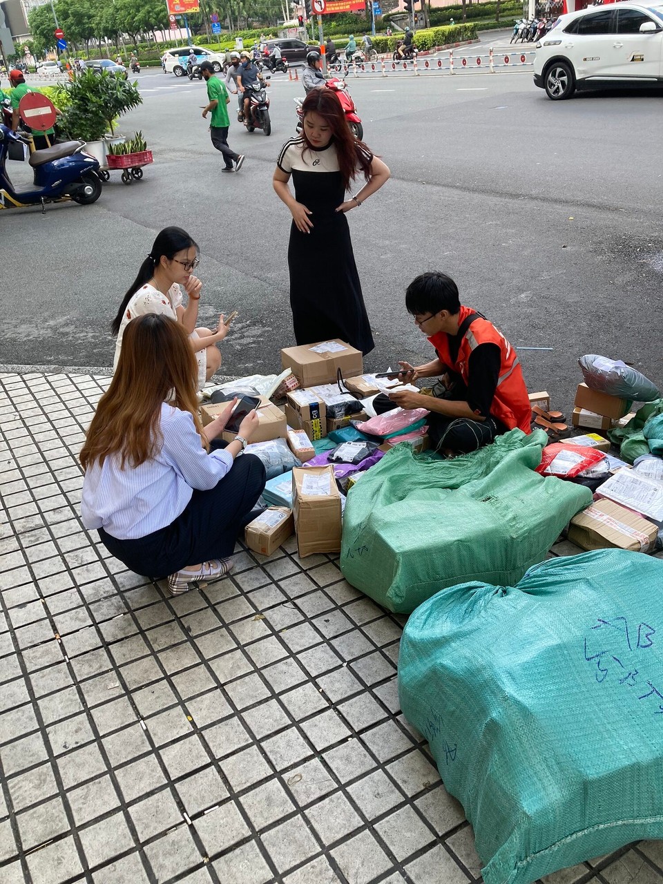 Vietnam - Ho-Chi-Minh-Stadt - Hier wird erstmal die Post verteilt 😂 alles ausgebreitet und dann kommen die Leute und holen ihre Päckchen…