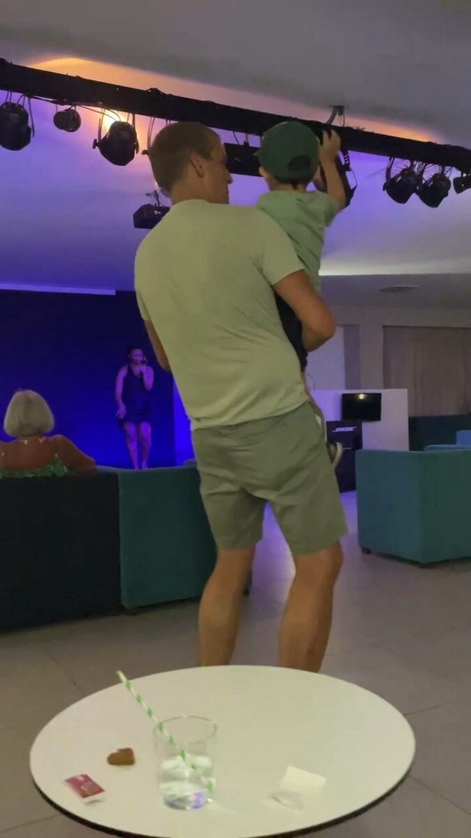 Spanien - Port d'Alcúdia - Abends wurde dann wieder zum Entertainmentprogramm im Hotel getanzt.