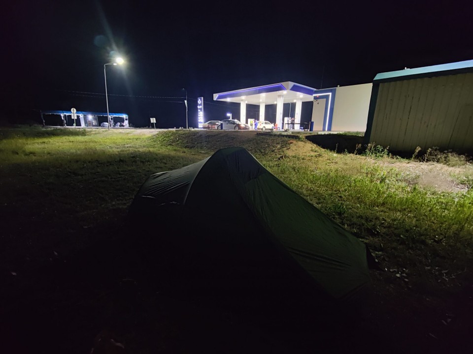 Kasachstan - Abai - Mein Zelt in der Nähe der Tankstelle in Abai 