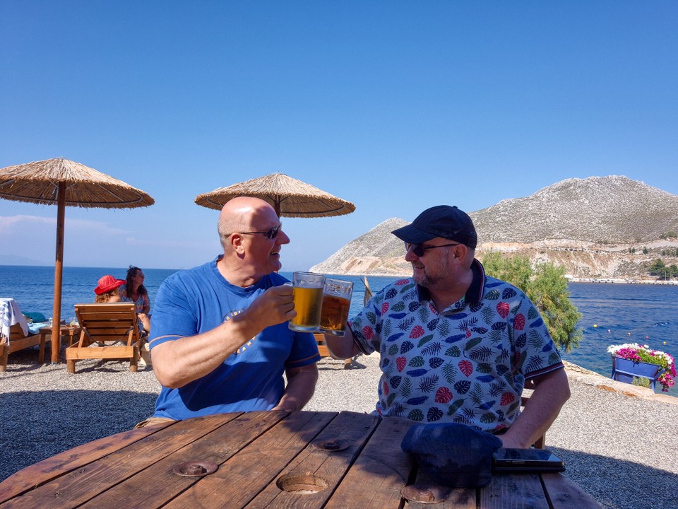 Griechenland - Symi - Endlich wieder da, an der Strandbar Kritikos. Die im Felsen.