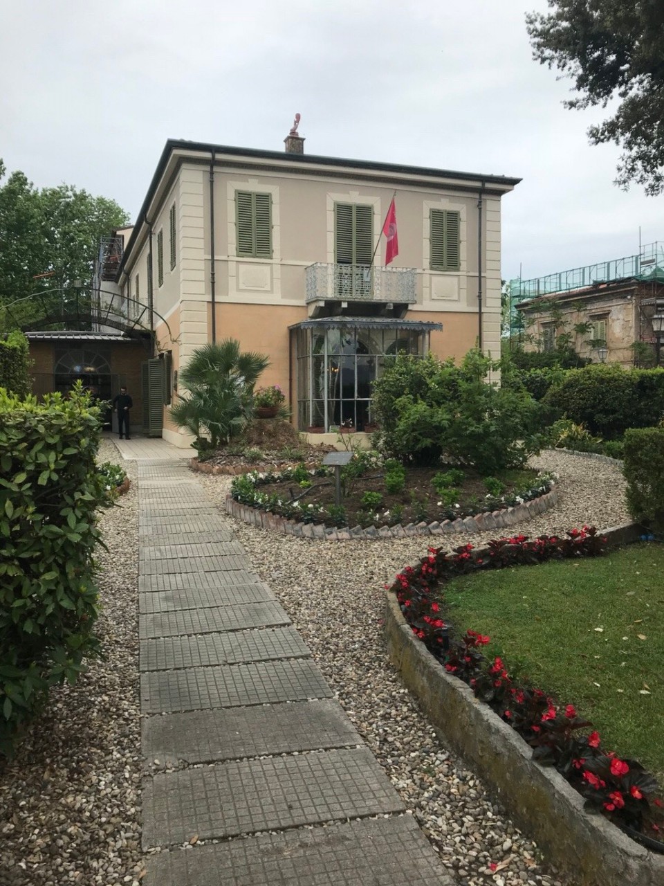 Italien - Torre del Lago Puccini - Das Haus nebenan: Hier lebte Giacomo Antonio Domenico Michele Secondo Maria Puccini und soll hier auch begraben worden sein. Er war ein italienischer Komponist und Vertreter der italienischen Oper.