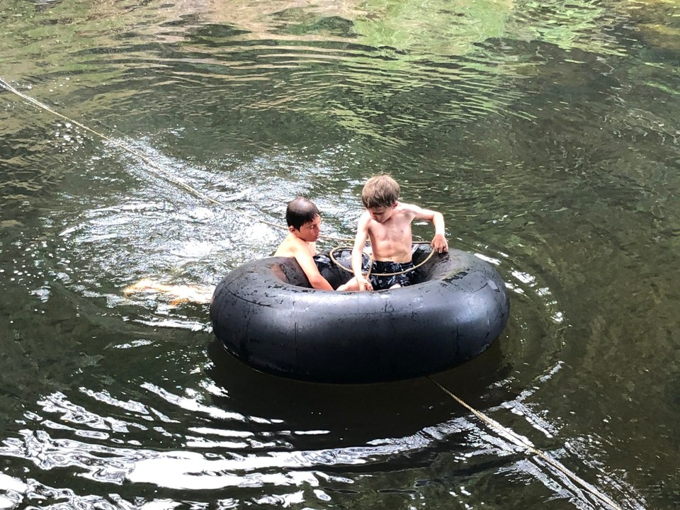Neuseeland - Kaihu - Zurück auf dem Campingplatz vergnügten sich die Kinder im Swimming Hole. 