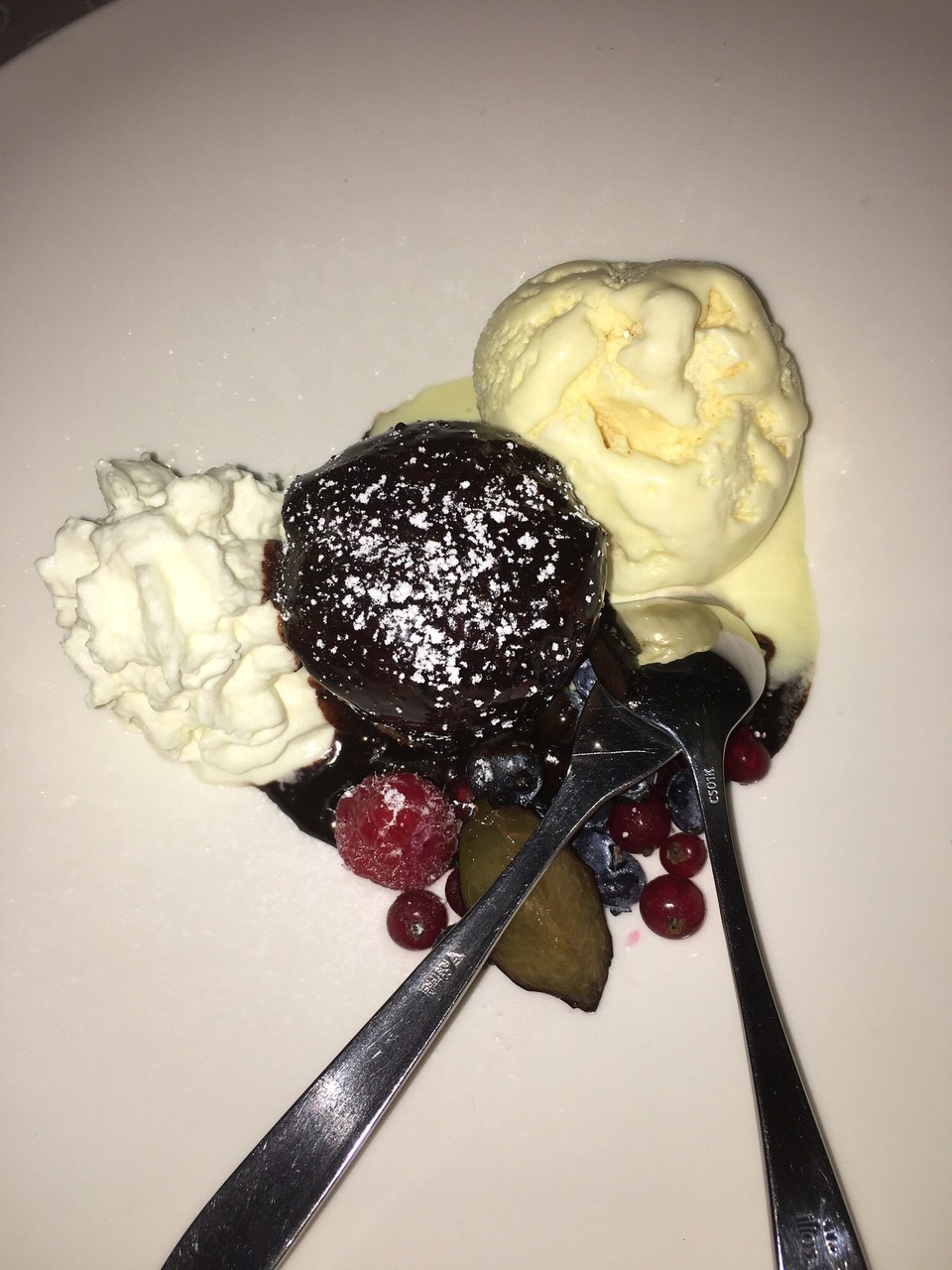 Österreich - Latschach - „Moor im Hemd“ - Schokoküchlein mit Vanilleeis, Sahne und Früchten 😋
