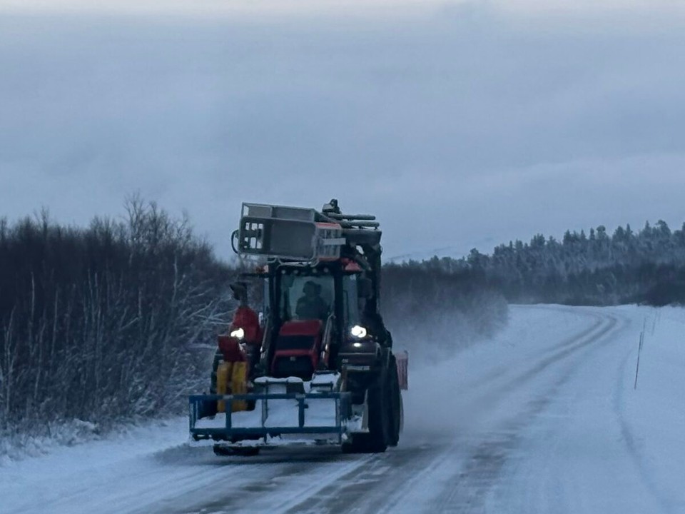 Schweden - Kiruna - Der Schneedienst fräst das Eis auf 