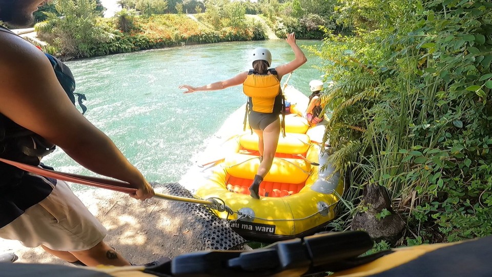 Neuseeland - Rotorua - Ins Raftingboot geklettert und Platz eingenommen