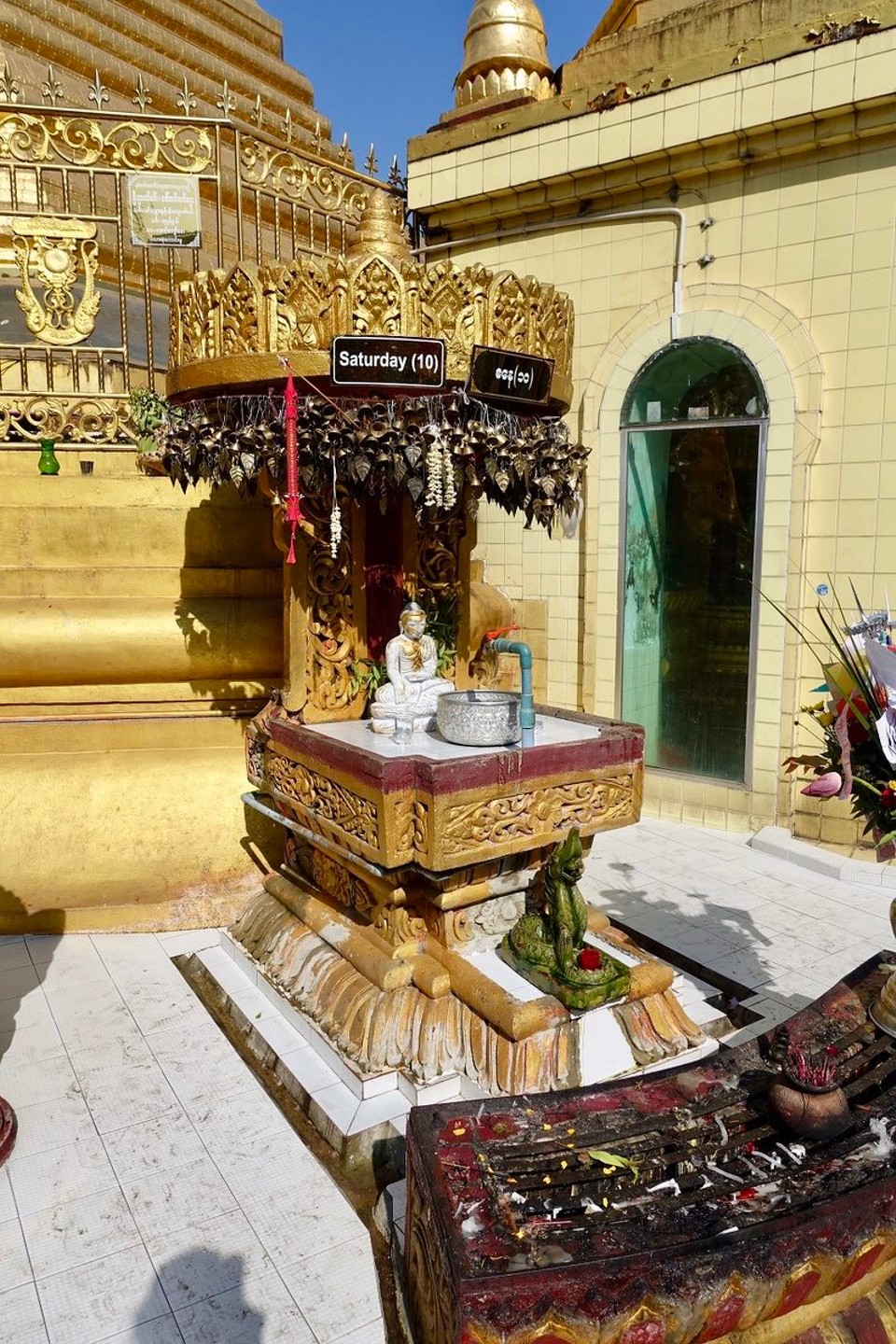 Myanmar (Burma) - Yangon - Sule Pagoda - Jeg er visstnok født på en lørdag og skal da be til drageguden. 
