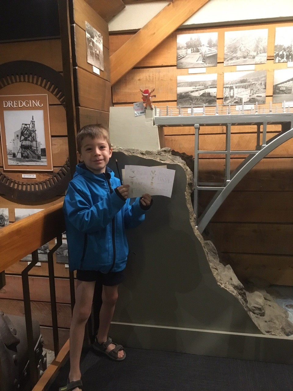 Neuseeland - Arrowtown - Im Lakes District Museum in Arrowtown.
Die Kinder erhalten Spezialaufgaben.
Nicolas muss die Rentiere im Museum suchen und herausfinden, wie sie heißen.