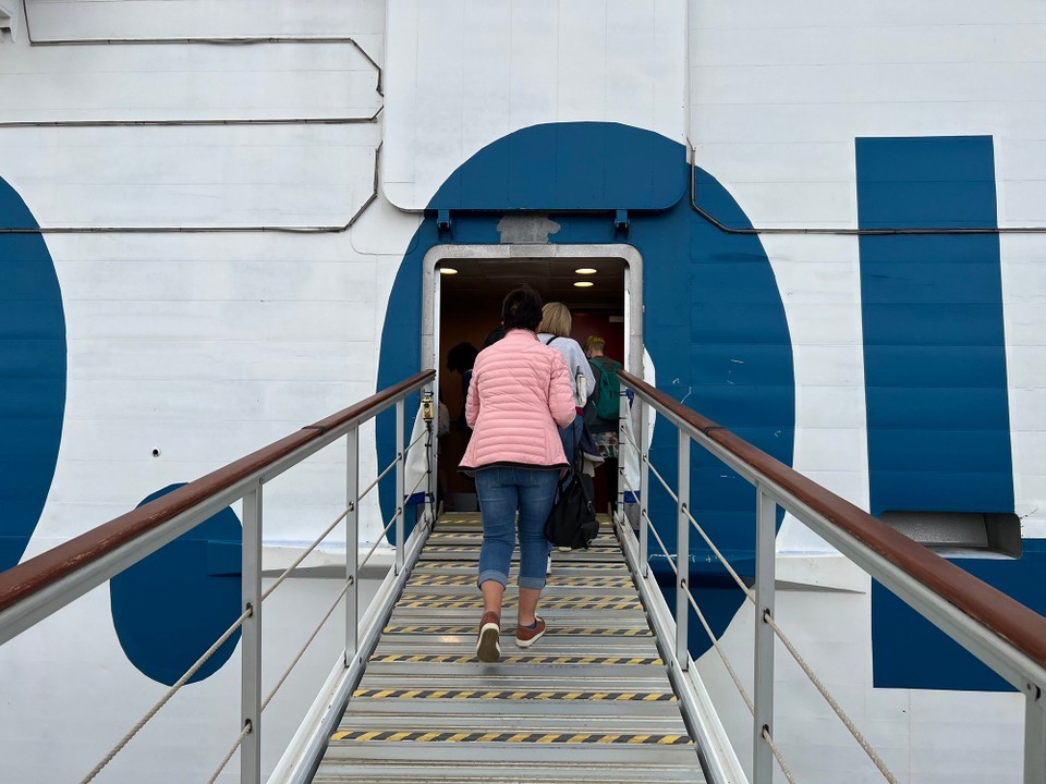 Spanien - San Sebastián de La Gomera - Es geht an Board, genau zur richtigen Zeit. Jetzt fängt es gerade an zu regnen.