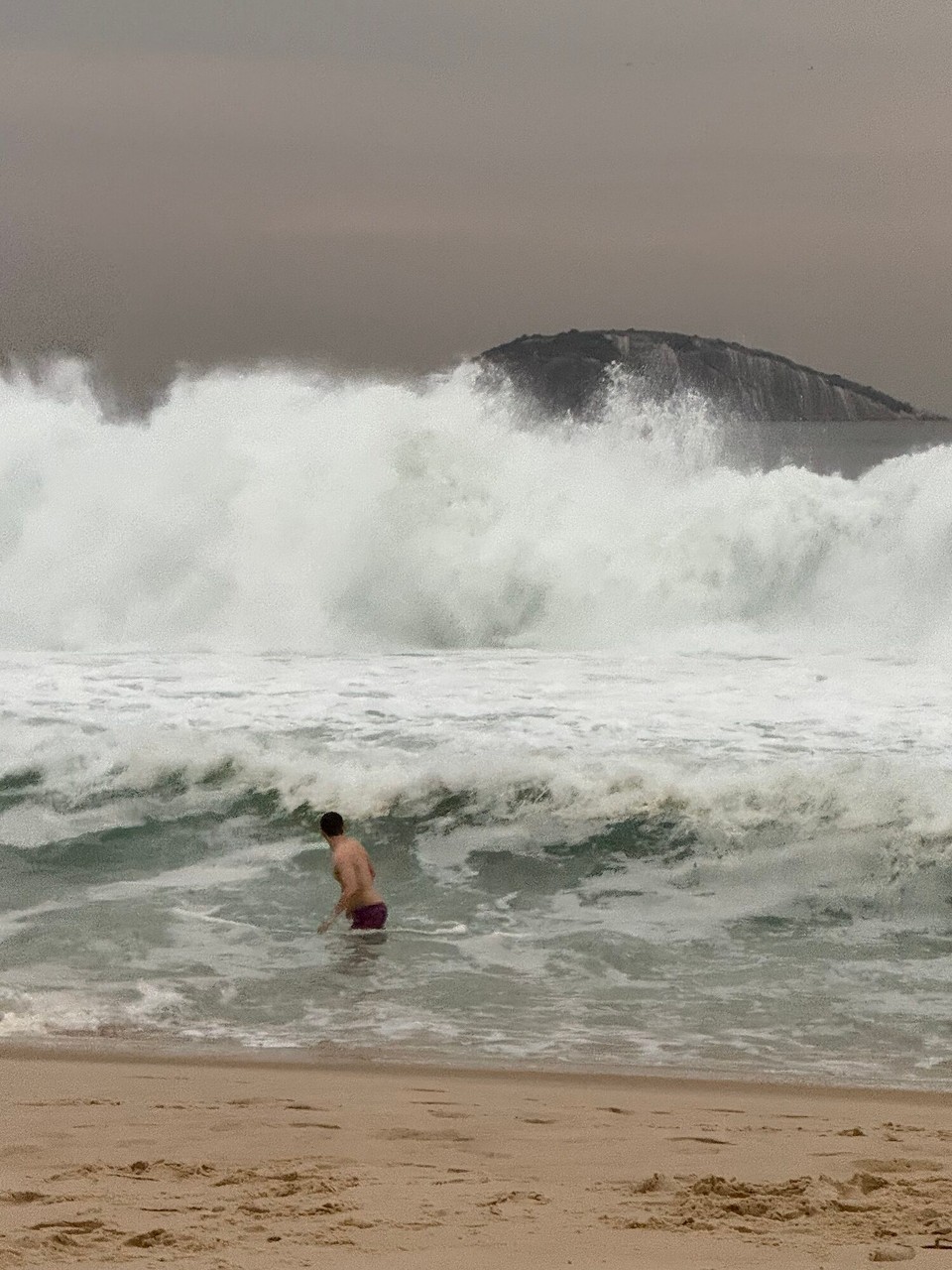 Brasilien - Rio de Janeiro - Der Strand von Ipanema ist auch sehr schön. Wellen bis 3m - nur für Mutige