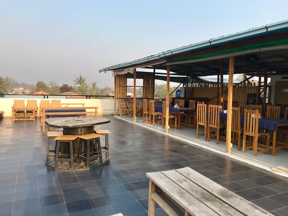 Myanmar (Burma) - Inle Lake - Takterrassen med både soloppgang og solnedgang. Her serveres frokosten og de har yoga noen ganger i uka. 