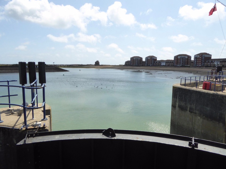 United Kingdom - Eastbourne - A sunny, windy day so perfect for washing. The facilities are quite a walk over the locks, but are very good and include washing machines and driers. Hi