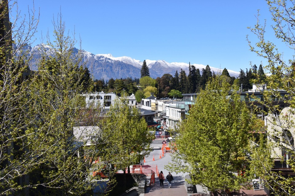 Neuseeland - Queenstown - Leider war die Stadt eine einzige Baustelle.
Die Berge ran den östlichen Ausläufern, werden die neuseeländischen Alpen genannt. Nordwestlich der Stadt erheben sich die bis zu 2300 m hohen Richardson Mountains und östlich The Remarkables.