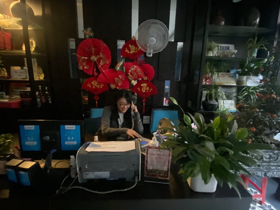 Vietnam - Sa Pa - We arrived Sapa around 6:00 am in the morning. I noticed that the bus stopped a few time and they even washed the bus at 4:00 am. Is it necessary?! LoL. However, I am glad that we arrived after sunrise. The bus stopped at Sapa Garden Bungalow. It’s about 15 minutes walk to our hotel ‘Mimosa.’ 