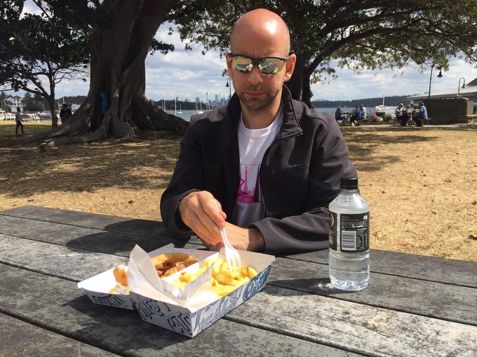 Australia - Watsons Bay - Fish & chips ebédre, a parkban, háttérben a várossal. 