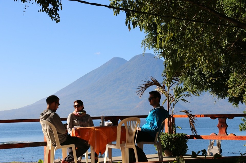 Guatemala - Panajachel - Herrlicher Frühstücksort... Im Hintergrund u.a. der Vulkan Atitlan.