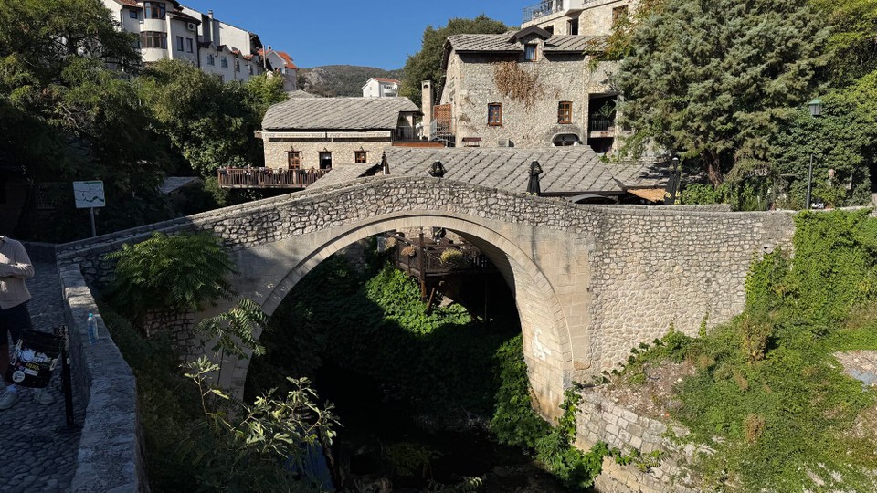 Bosnien und Herzegowina - Grad Trebinje - Kriva Ćuprija (bosnisch; deutsch „Krumme Brücke“) ist eine kleine Brücke aus der osmanischen Zeit