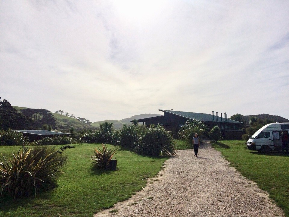 Neuseeland - Farewell Spit - Auf dem Campingplatz, der mitten im Auge des Kiwi (unbedingt mal die Form von Golden Bay und Farewell Spit anschauen - sieht aus wie die Form eines Kiwi) 

Wharariki Holiday Park Wharariki Rd, Collingwood 7073
