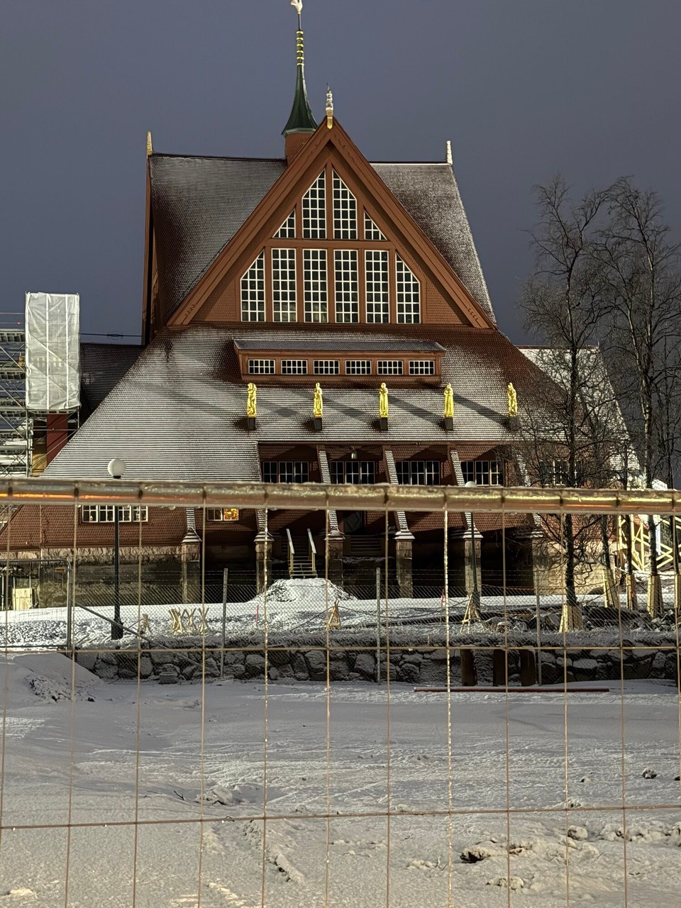 Schweden - Jukkasjärvi - und die Kirche, die aktuell für den Umzug vorbereitet wird (näher sind wir 2022 rangekommen inkl. dem Glockenturm)
