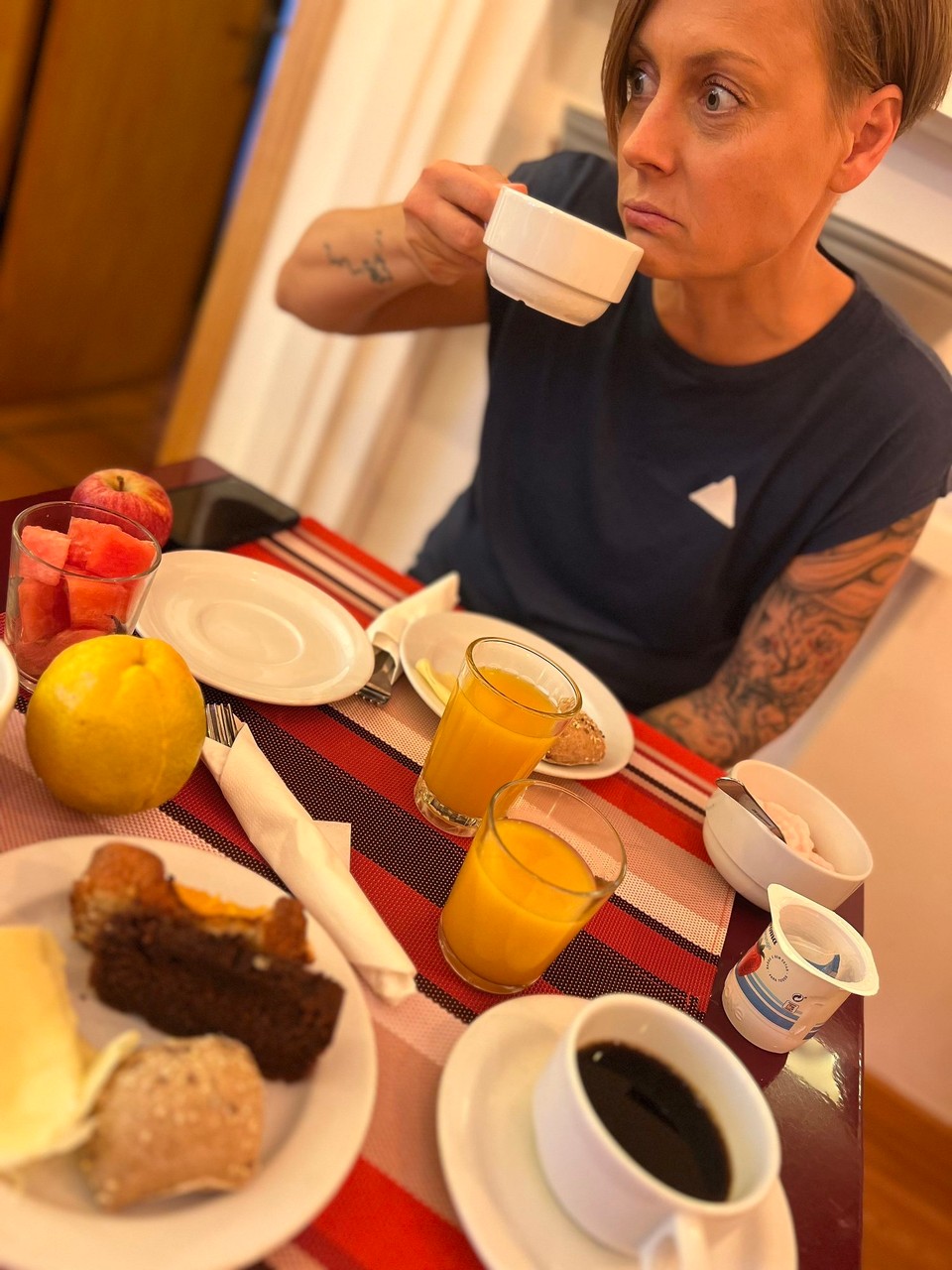 Portugal - Porto Covo - Zitat Steffi:

„Schlechter Kaffee und ausschließlich dusselig quatschende Deutsche am Morgen. Genau mein Ding. Man sieht’s mir vielleicht nicht an 😅“ 