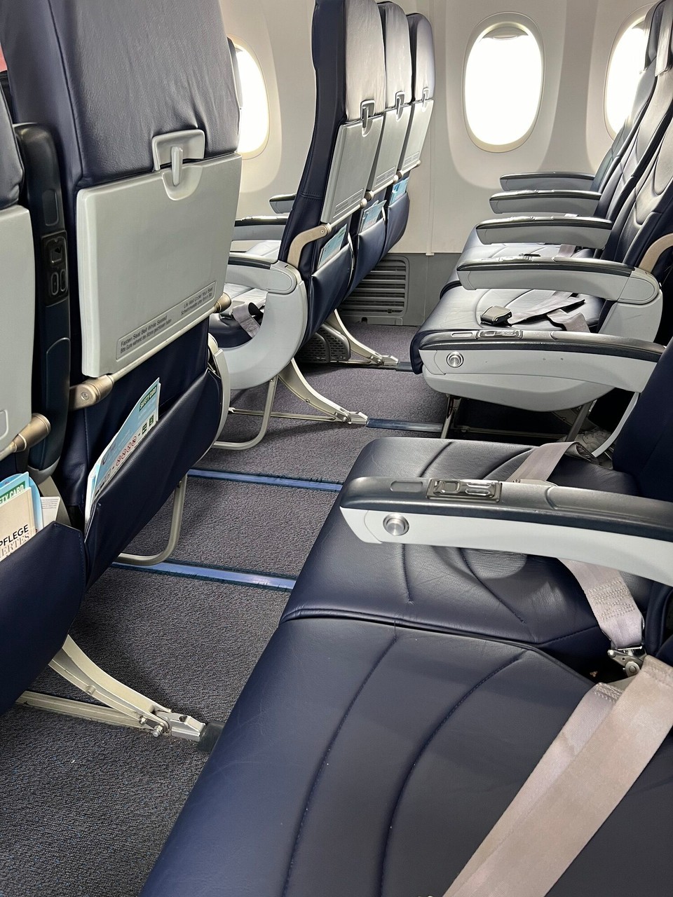 Deutschland - Frankfurt am Main - Wow! Boarding completed, und ich habe eine ganze Sitzreihe für mich.