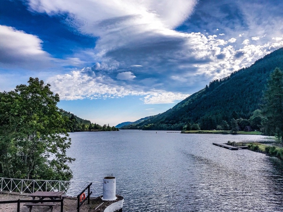 United Kingdom - Fort William - Auf der ersten Brücke nach Invergarry fotografiere ich einerseits Richtung Norden, wo sich der Sommer noch tümmelt...