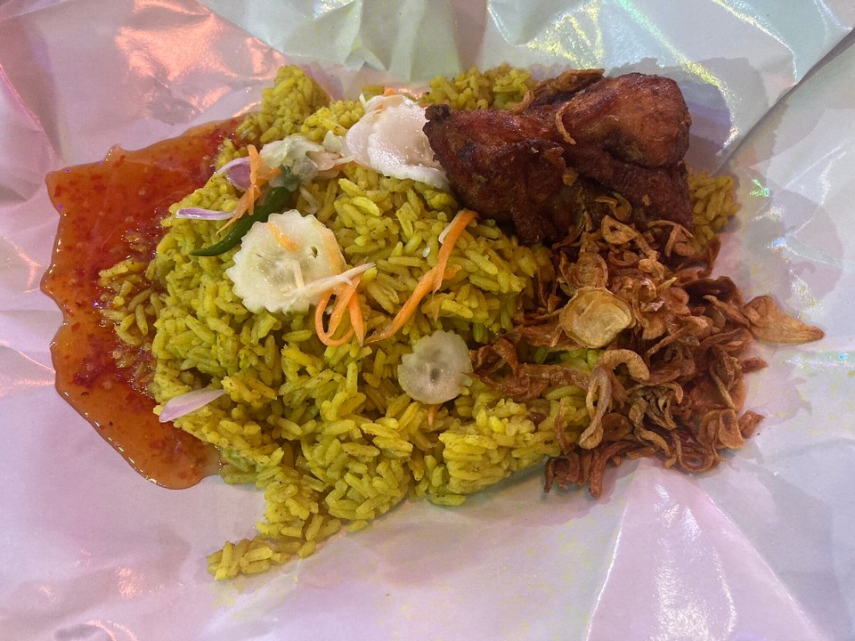Thailand - Amphoe Hat Yai - Auf Empfehlung: Gebratenes Hühnchen mit Reis und Zwiebeln von Kaitod Sofeeya Fried Chicken 🤤