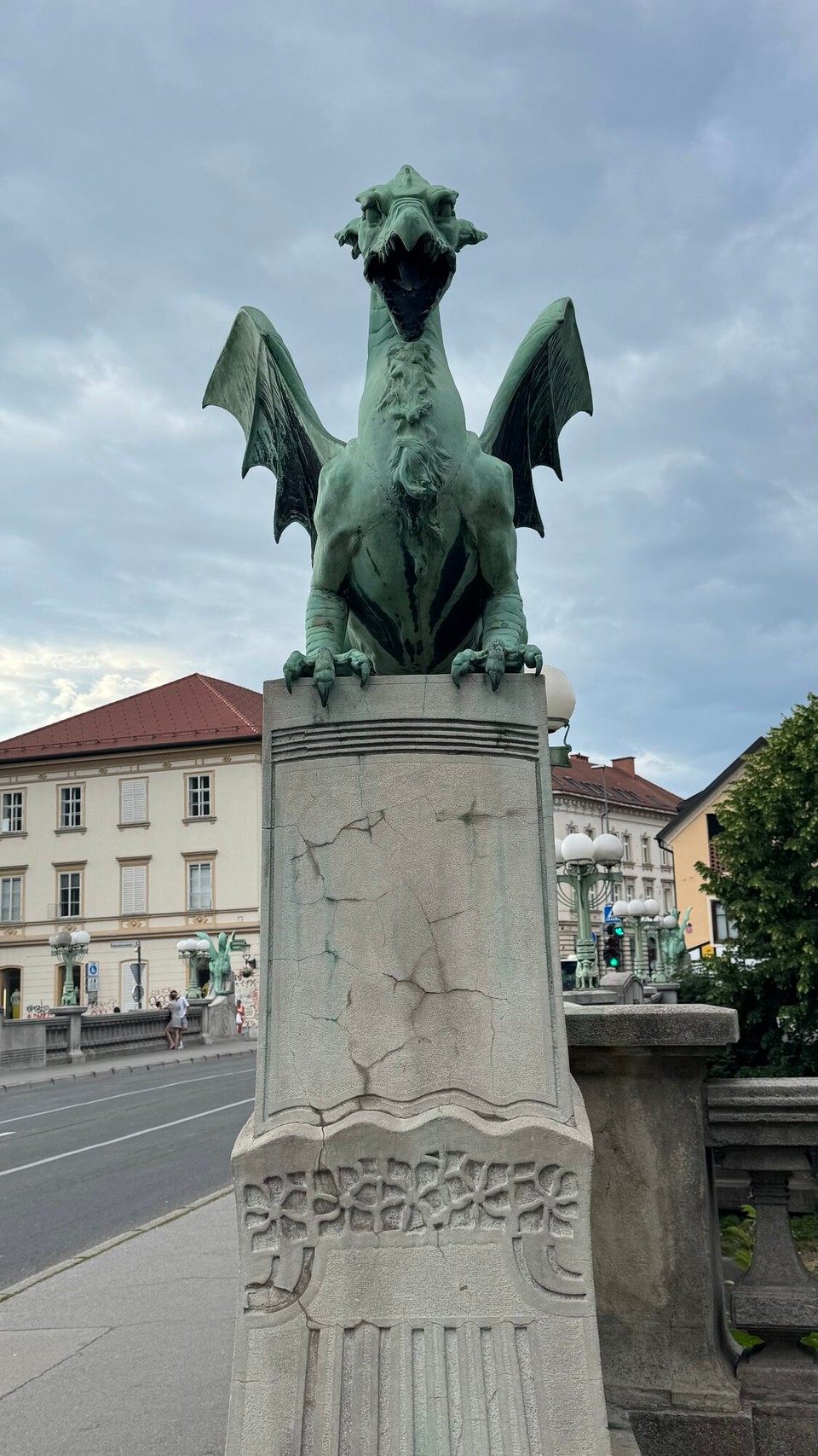 Slowenien - Portorož - Da uns Ljubljana so sehr gefällt setzen wir heute unsere Stadtrundgang fort.
Das Stadtsymbol von Ljubljana ist eindeutig der Drache. Für einige ist er der Beschützer der Stadt, für andere das Maskottchen. Jeder Tourist sollte also unbedingt ein Bild vom Drachen auf der Drachenbrücke machen,