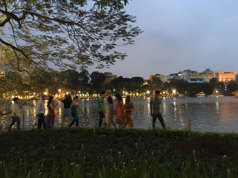 Vietnam - Hanoi - Hoan kiem See abends ist wunderschön 